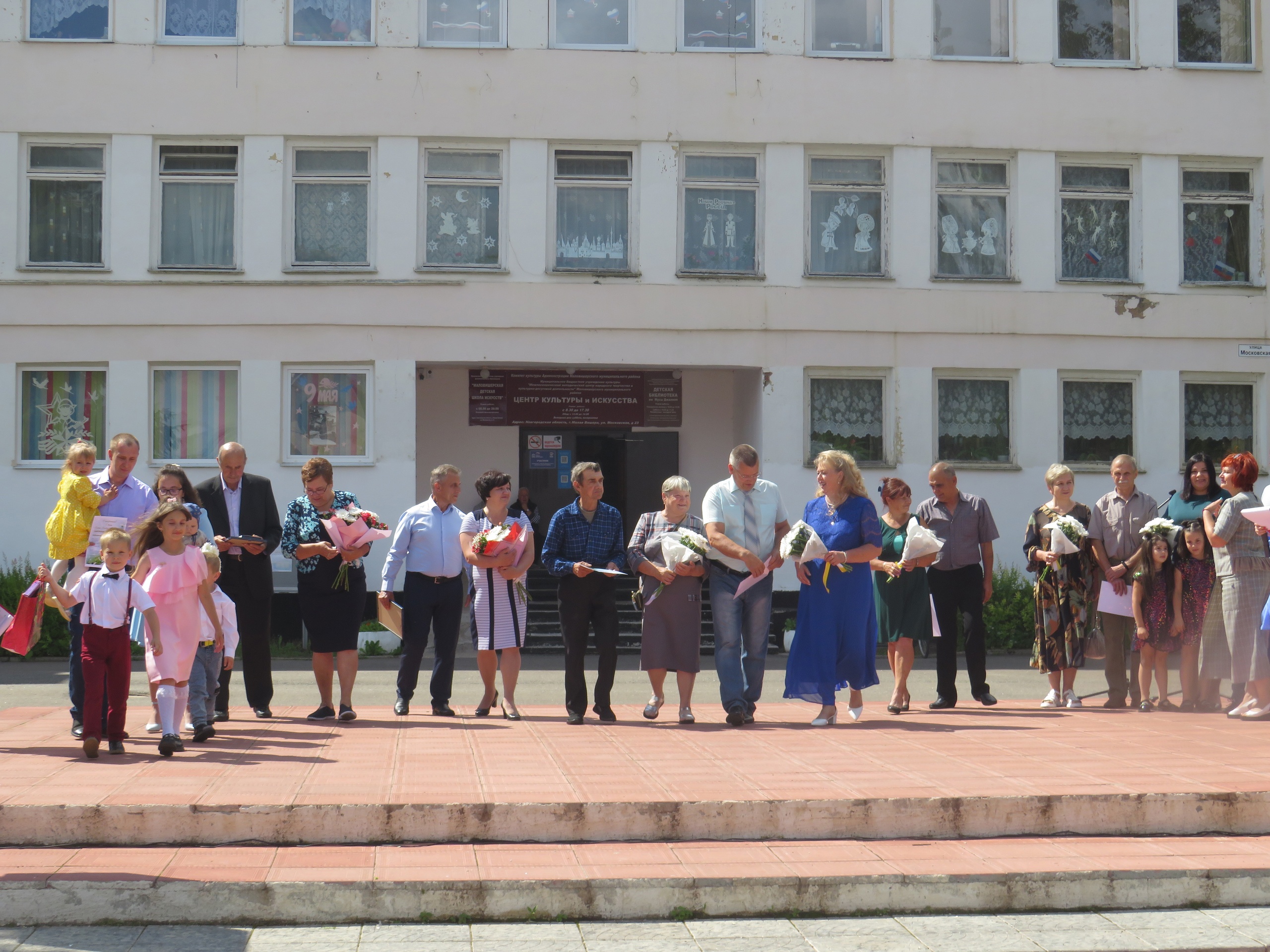 В день семьи, любви и верности на городской площади состоялась праздничная концертная программа «Семья - это труд, друг о друге забота».